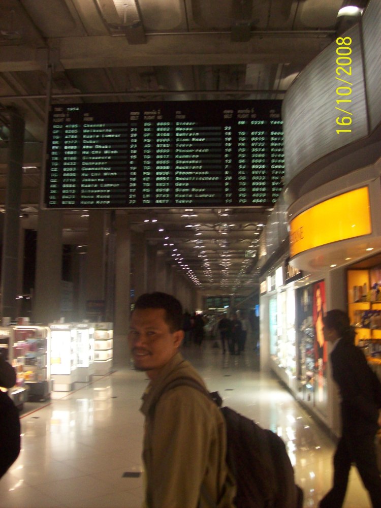 Penulis di Kedatangan Suvarnabhumi