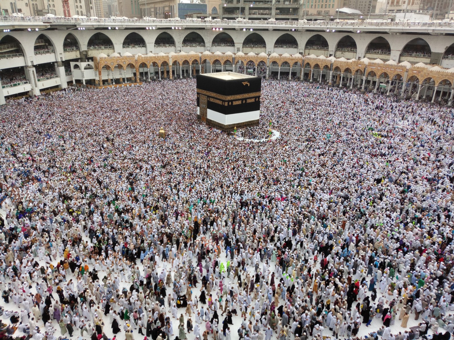 Jamaah calon haji Indonesia sudah berada di Kota Makkah, Arab Saudi. Mereka akan menunaikan rukun Islam kelima itu. Menarik untuk menghubungkan makna haji dengan konsep akhlakul karimah. Selama ini akhlakul karimah (budi pekerti luhur) sering dipahami sebagai sopan santun, unggah-ungguh, adab, atau tata krama. Tapi, saya tercengang ketika mendapatkan makna yang sangat dalam tentang akhlakul karimah. 